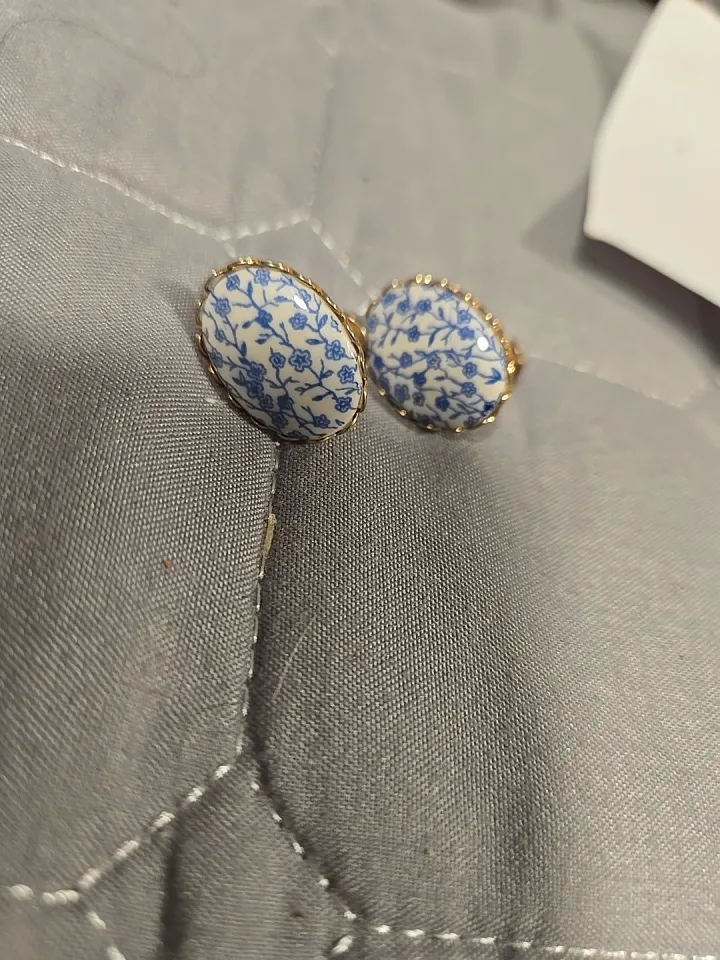 Vintage Floral Pattern Earrings thumbnail