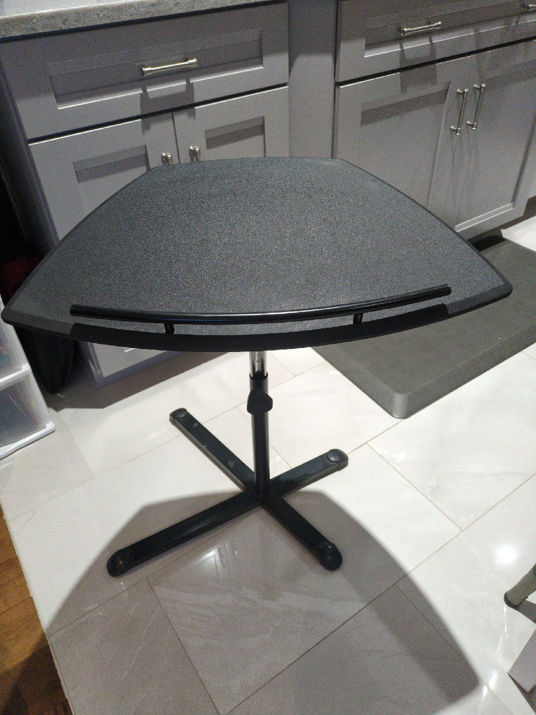 Adjustable laptop stand