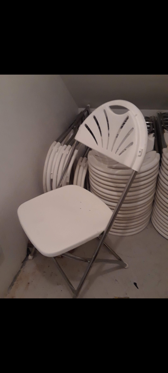 45 White plastic & metal fan back folding chairs - photo 2