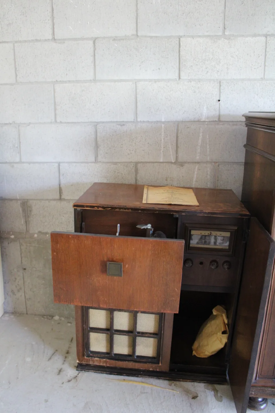 Viking Radio-Phonograph Combination Model 50-77 image indicator(3)