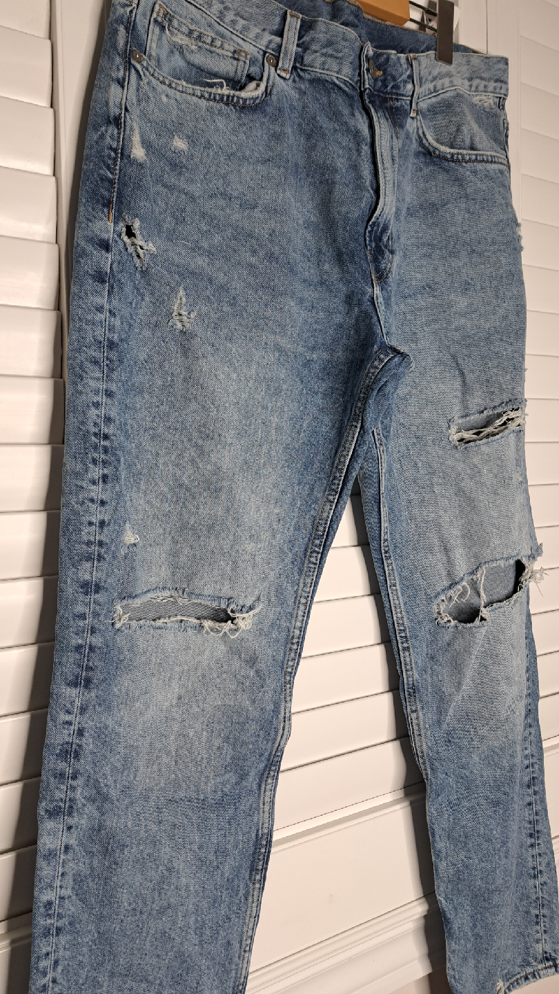 H&M Distressed Light Wash Denim Jeans - photo 2