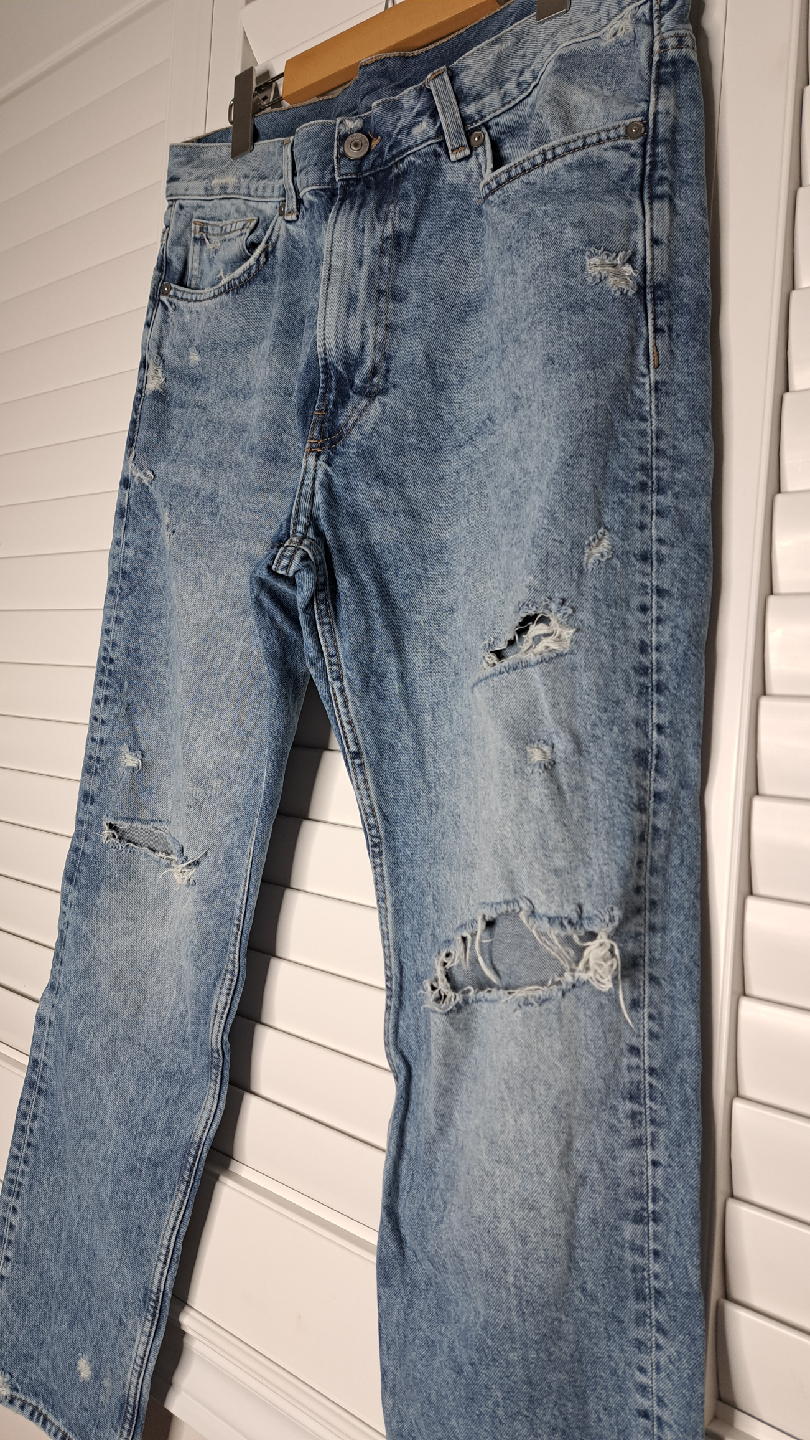 H&M Distressed Light Wash Denim Jeans - photo 3