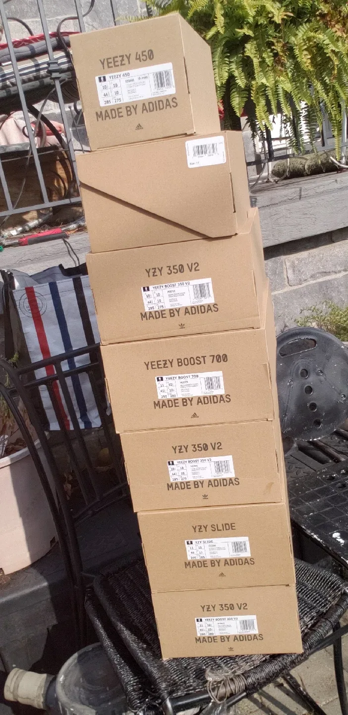 YEEZY LOT - (4 pairs) Sz.11 & (3 pairs) Sz. 10.5 image indicator(2)