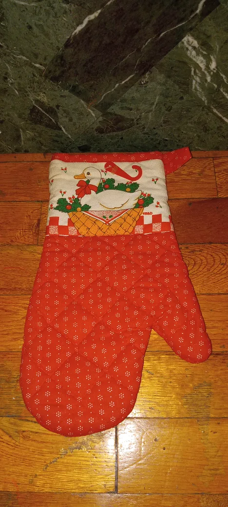 Christmas Oven Mitt thumbnail