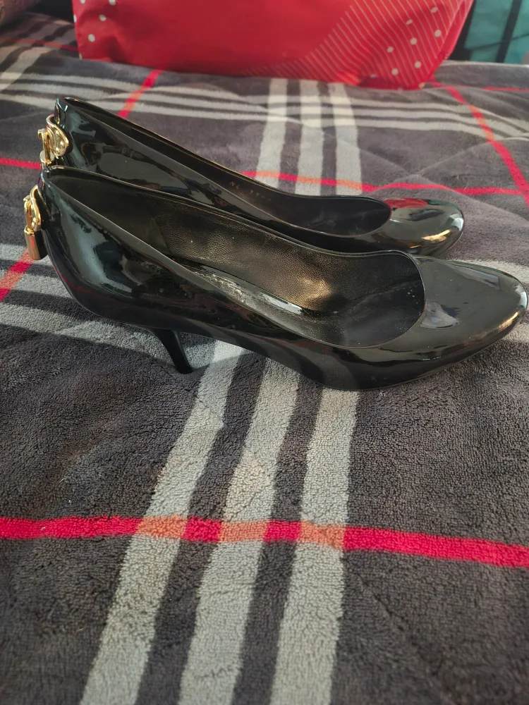 Louis Vuitton Black Patent Leather Heels Size 36 image indicator(2)