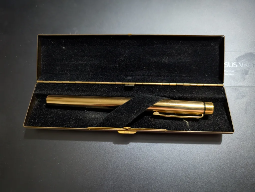Sheaffer Gold Fountain Pen with Case image indicator(3)