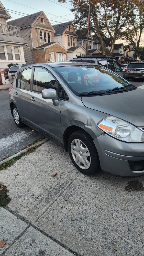 2011 Nissan Versa Hatchback *Negotiable* - photo 4