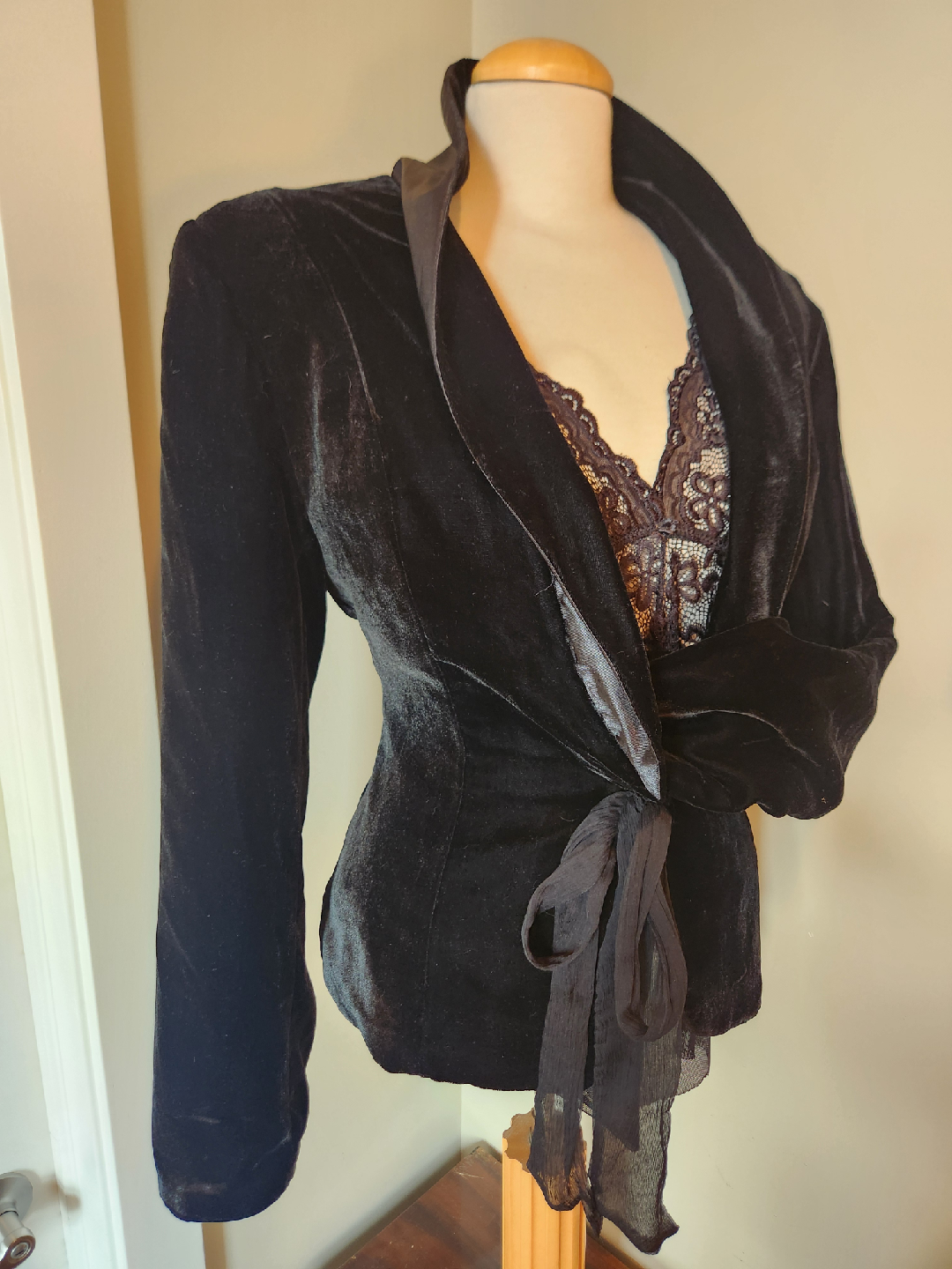 VINTAGE DARK GOTHIC ATTIRE Velvet BLACK Tie-Front coat - photo 5