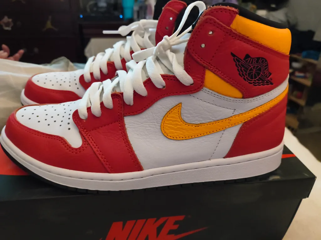 Nike Air Jordan 1 Retro High OG Size 10.5 image indicator(3)