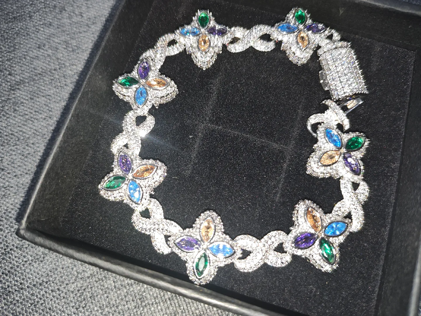 Flower Design Silver Bracelet image indicator(3)