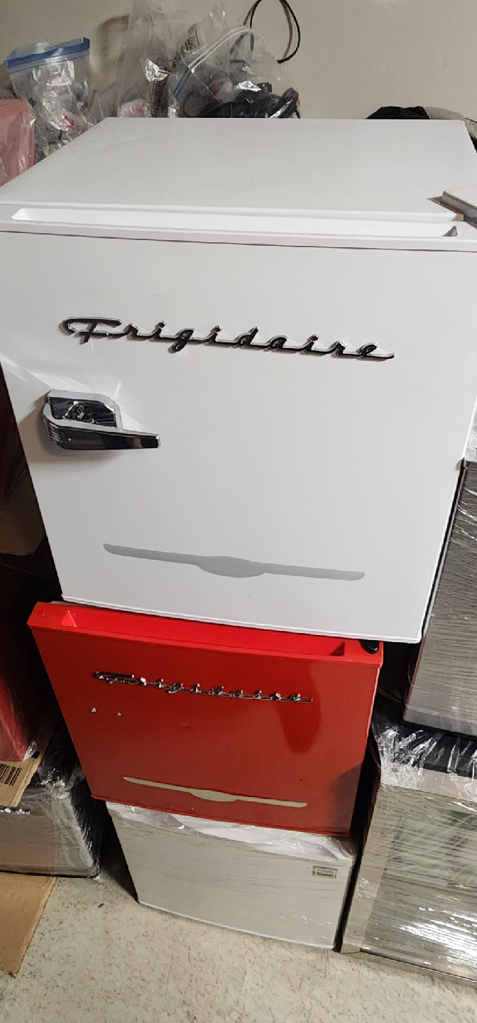 NO OFFERS! Frigidaire Retro (WHITE) Compact Fridge 1.6 cu.ft.