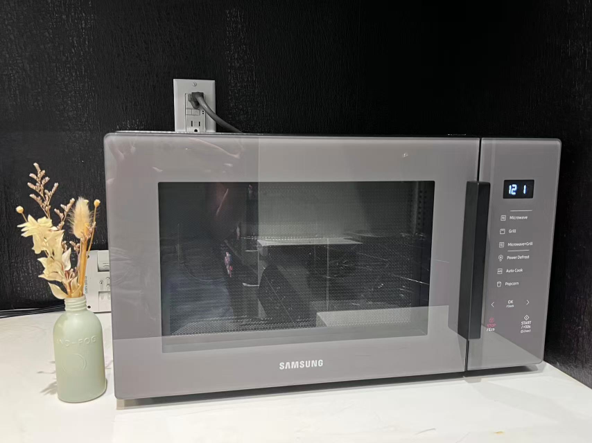Samsung Countertop Microwave with Grilling Element in Charcoal