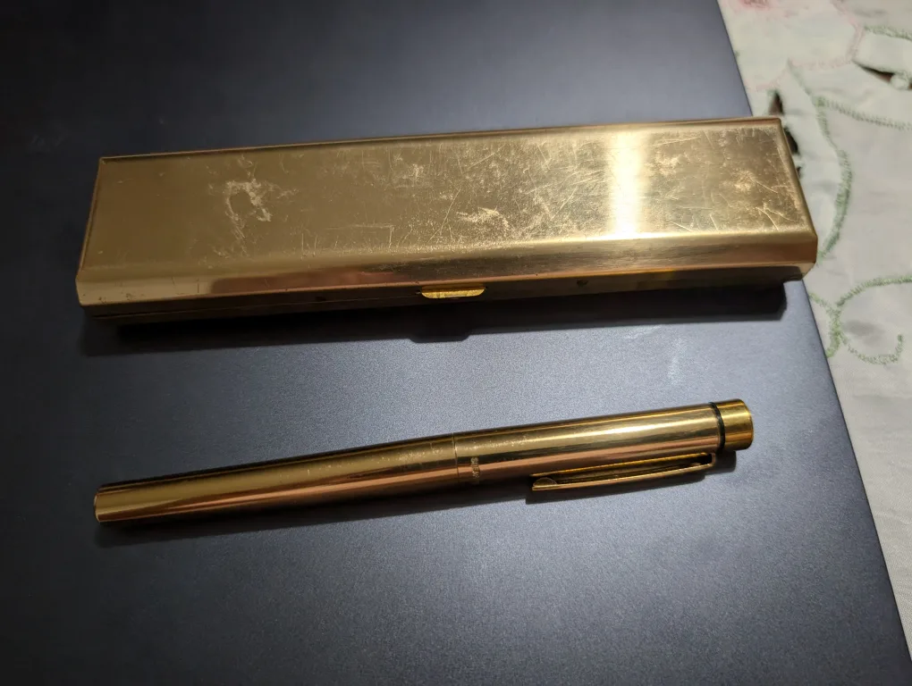 Sheaffer Gold Fountain Pen with Case image indicator(5)