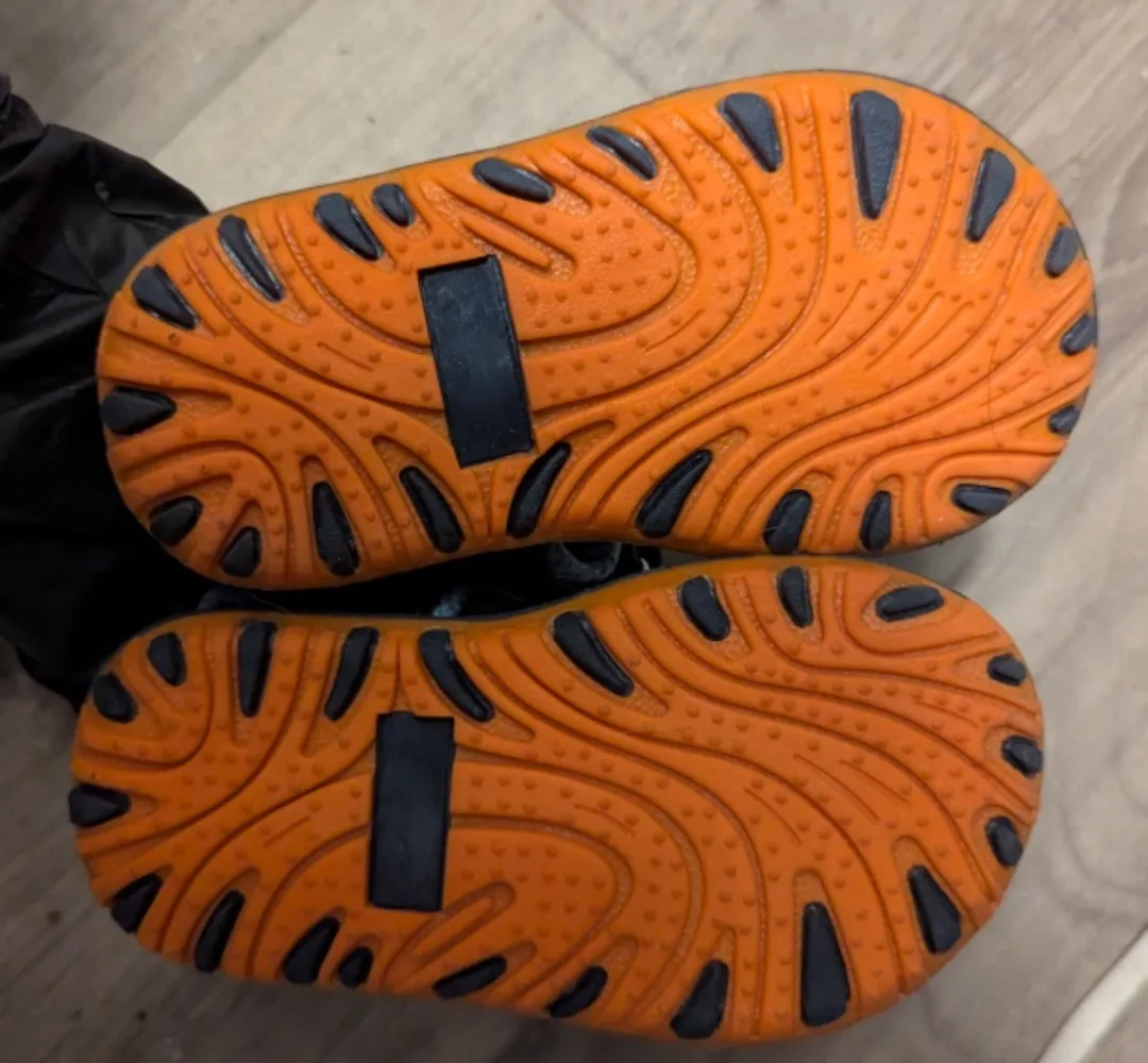 Mixed lot of baby/toddler shoes image indicator(2)