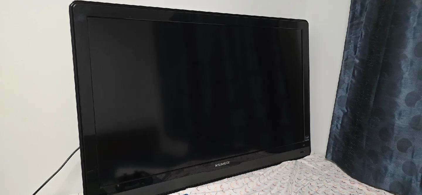 47' inch Full HD  TV with 4x HDMI posts and built in speakers thumbnail