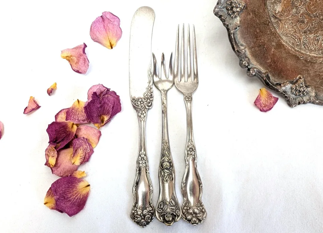 Vintage Mixed Three Piece Cutlery Set ~ image indicator(3)