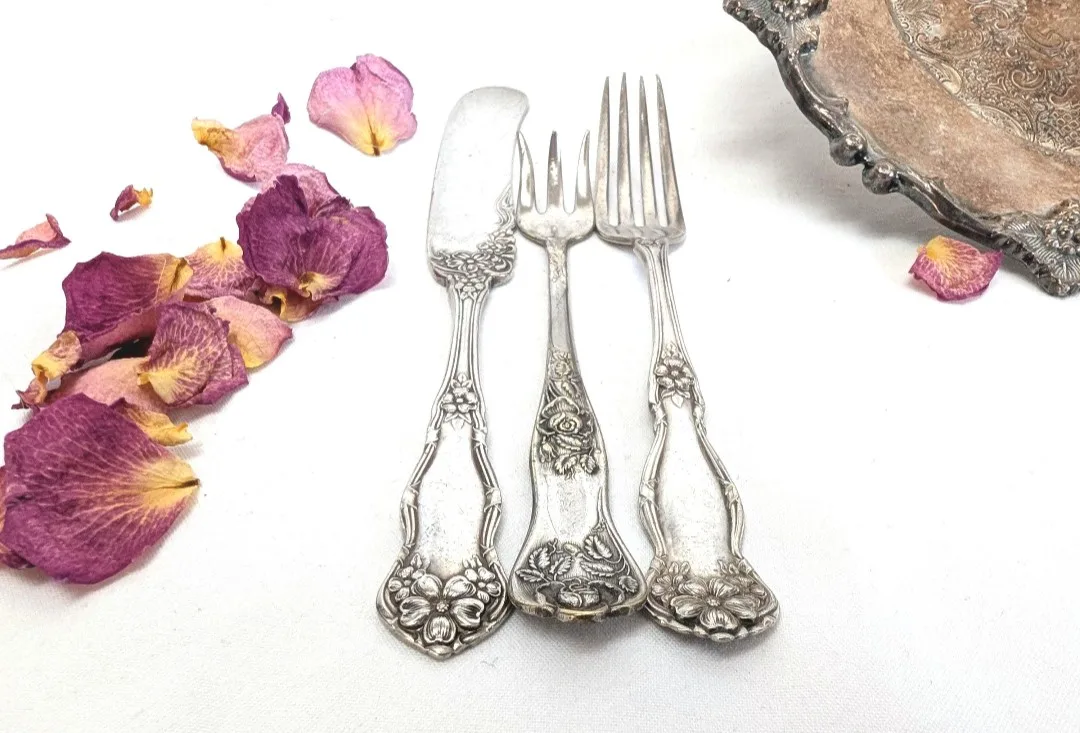 Vintage Mixed Three Piece Cutlery Set ~ image indicator(7)