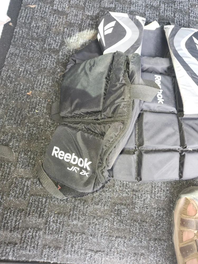 Reebok JR 2K Hockey Shoulder Pads - Junior Size image indicator(4)