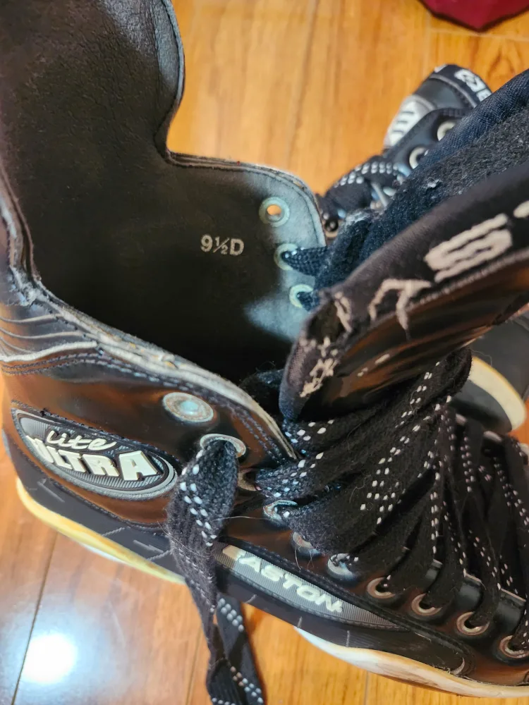 Easton Lite Ultra Hockey Skates Size 9.5D image indicator(2)