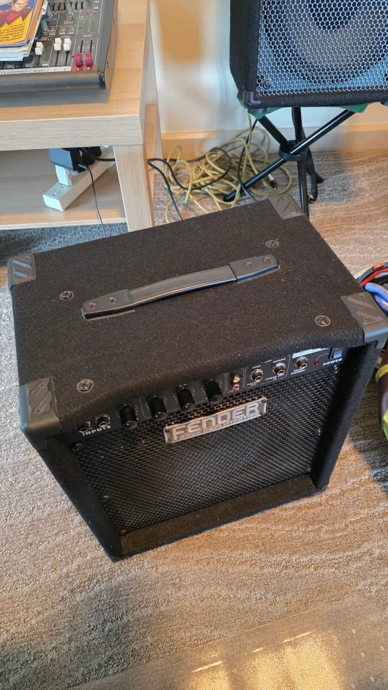 Fender Rumble 25 Bass Amplifier image indicator(2)