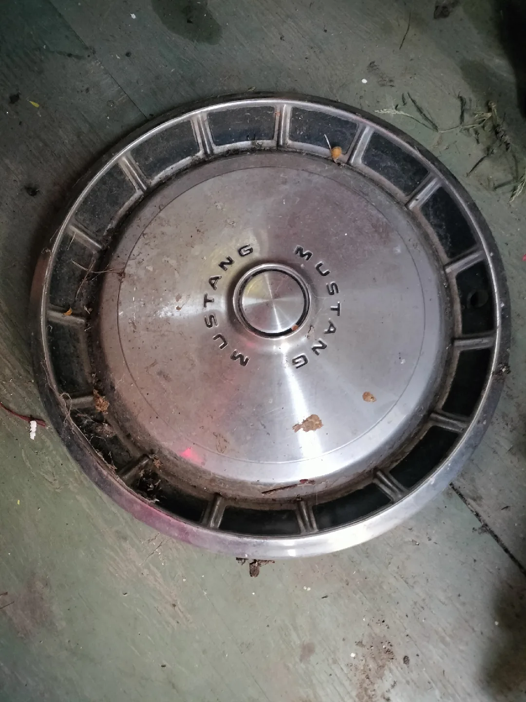 FREE Mustang Hubcap thumbnail