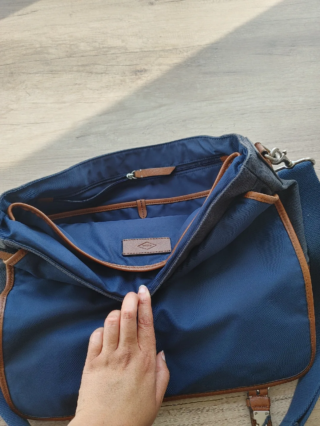 Fossil Messenger Bag image indicator(5)