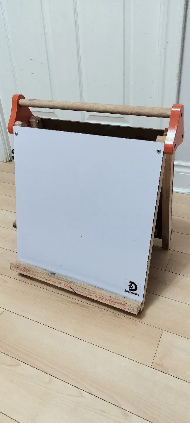 Discovery Kids Easel with Chalkboard thumbnail