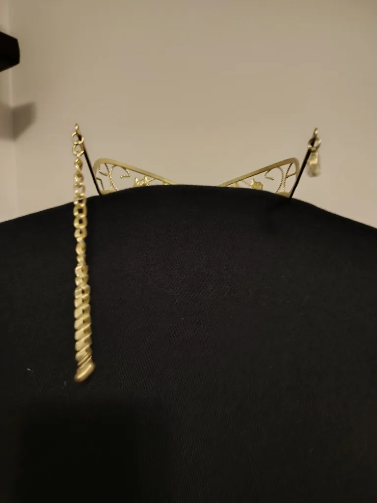 Gold-toned Crown image indicator(2)