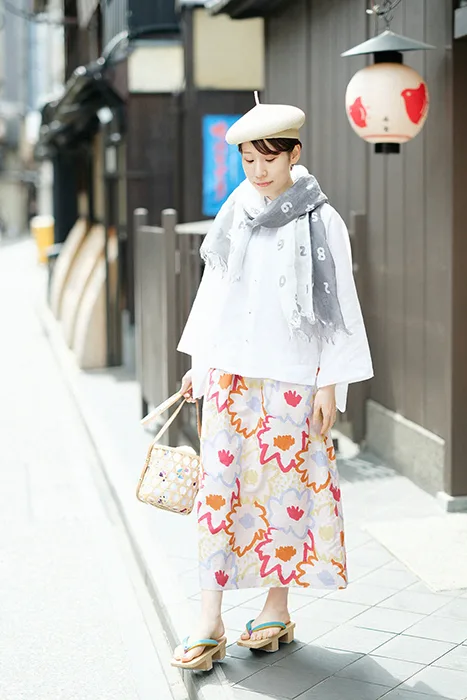 Linen/Cotton Scarf BRAND NEW with Tag: Grey/White Reversible image indicator(10)