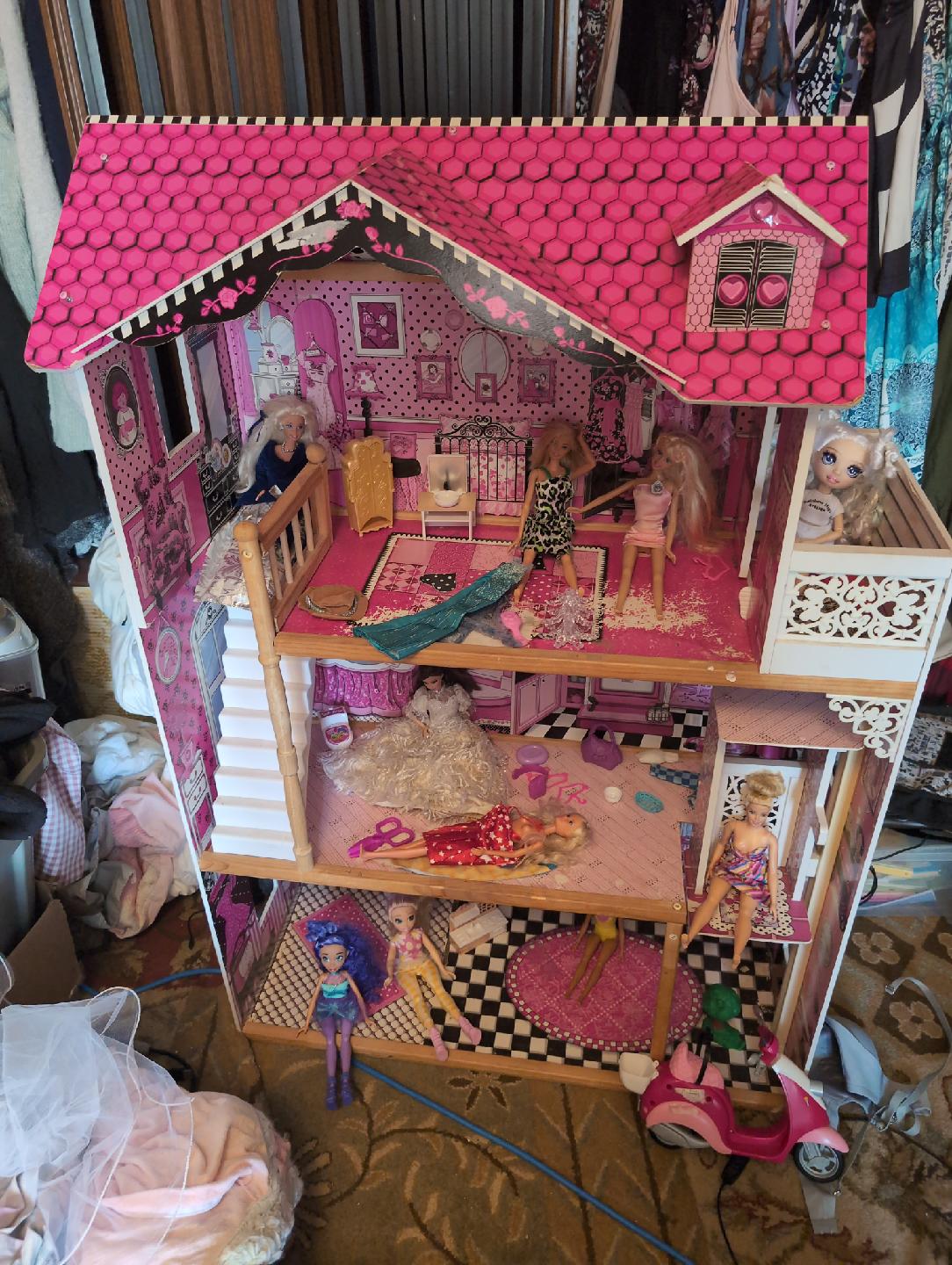 Dollhouse with Dolls and Accessories - photo 2