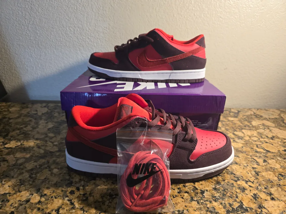Nike Dunk Low Bordeaux Size 9.5 thumbnail