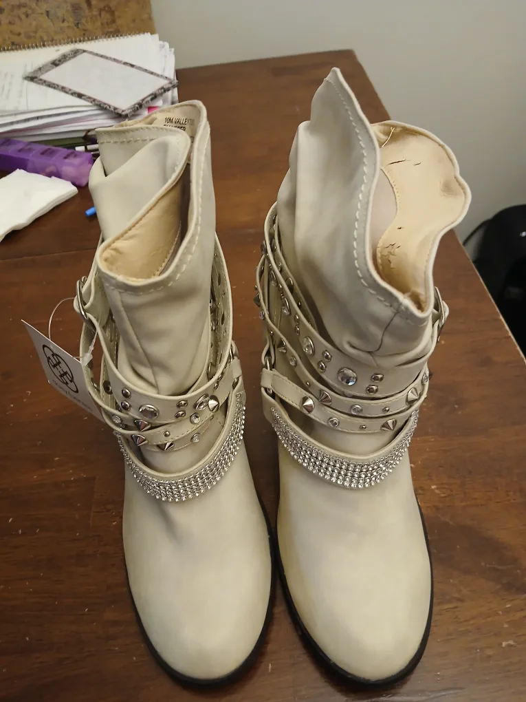 Daisy Fuentes Cream Ankle Boots - Size 10M image indicator(3)