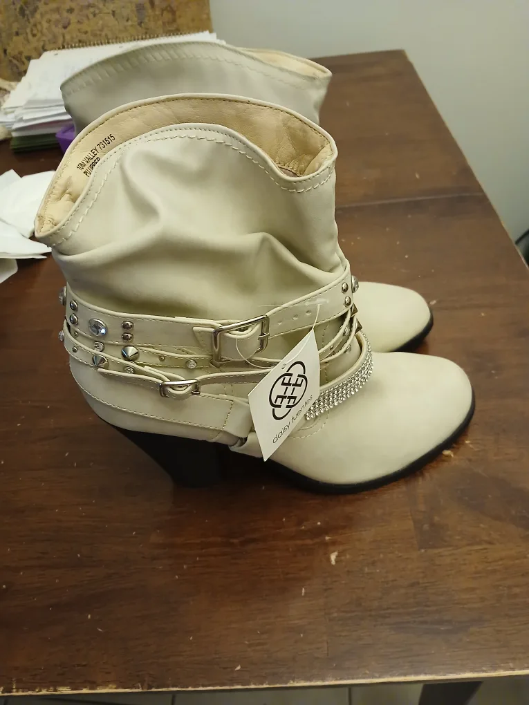 Daisy Fuentes Cream Ankle Boots - Size 10M image indicator(4)