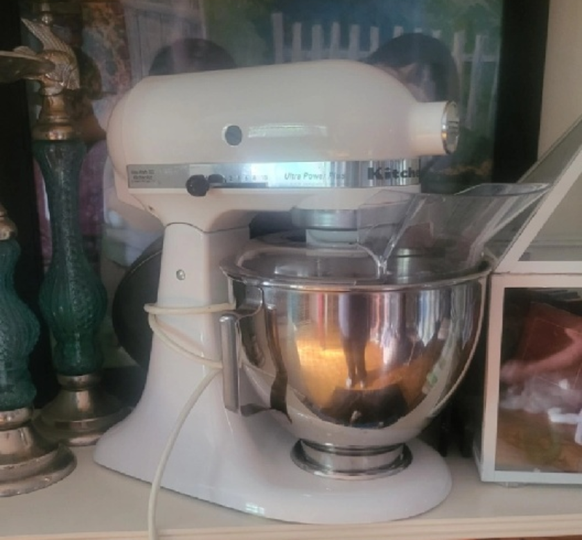 KitchenAid Stand Mixer, older style mixer.