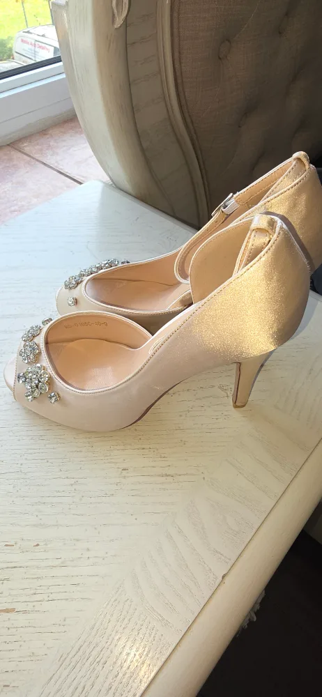 Erijunor Champagne Heels, Size 6.5 and 9 image indicator(3)