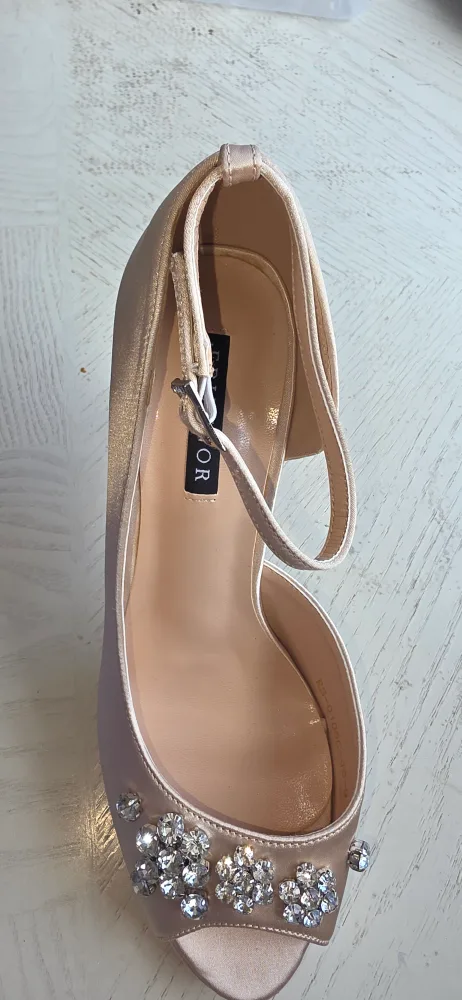 Erijunor Champagne Heels, Size 6.5 and 9 image indicator(4)