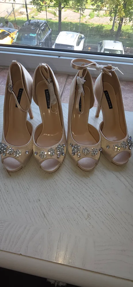 Erijunor Champagne Heels, Size 6.5 and 9 image indicator(7)