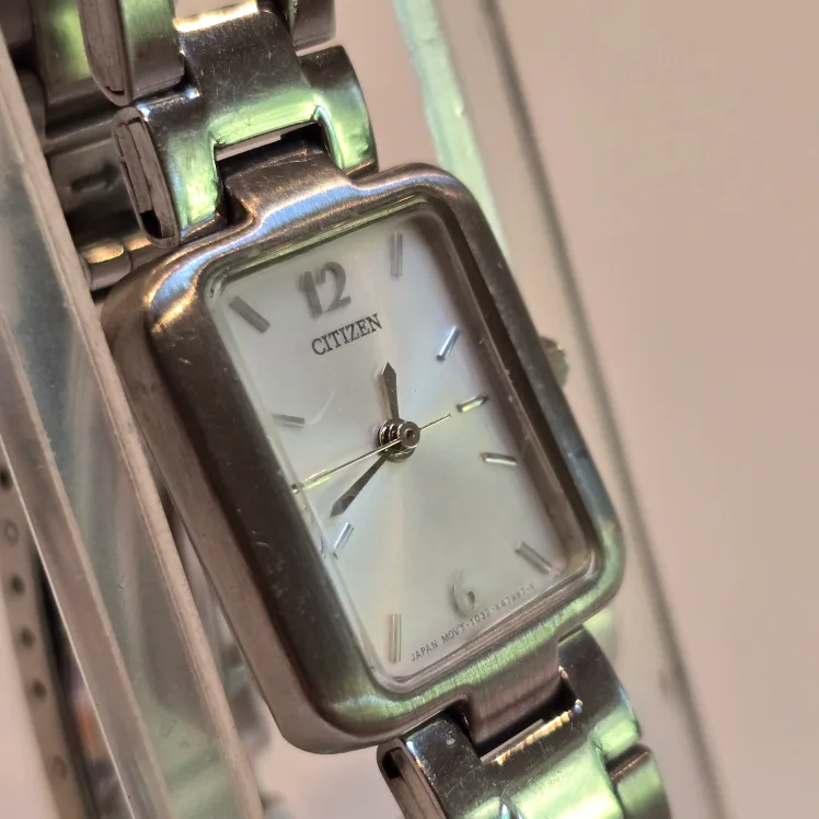 Citizen Quartz Tank Watch image indicator(3)