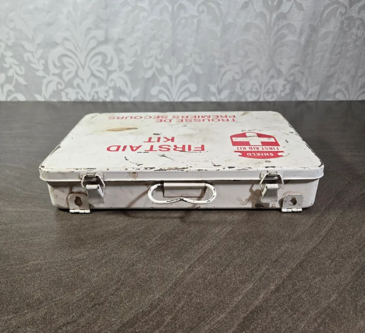 Vintage First Aid Kit image indicator(2)
