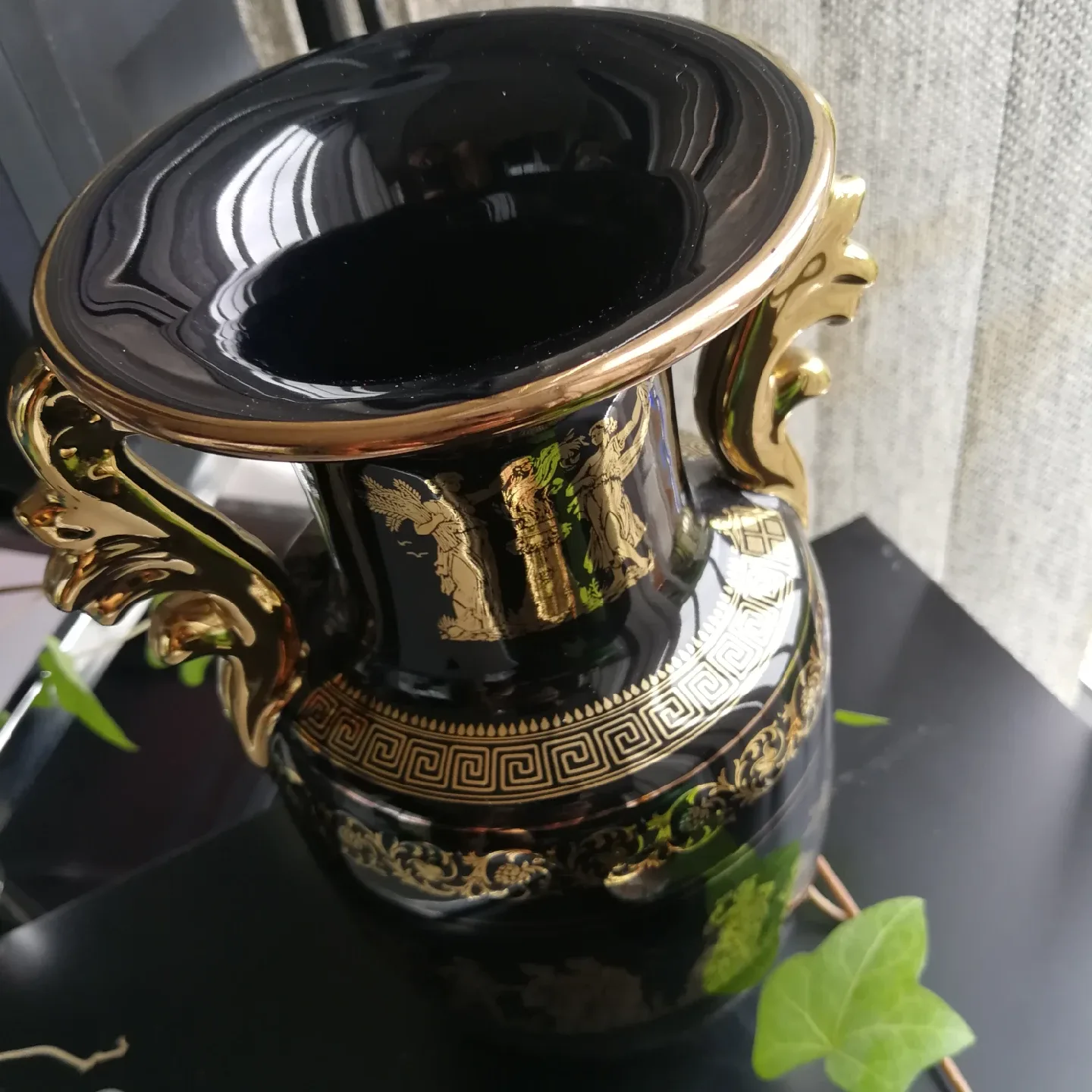 Black and Gold Decorative Vase image indicator(3)