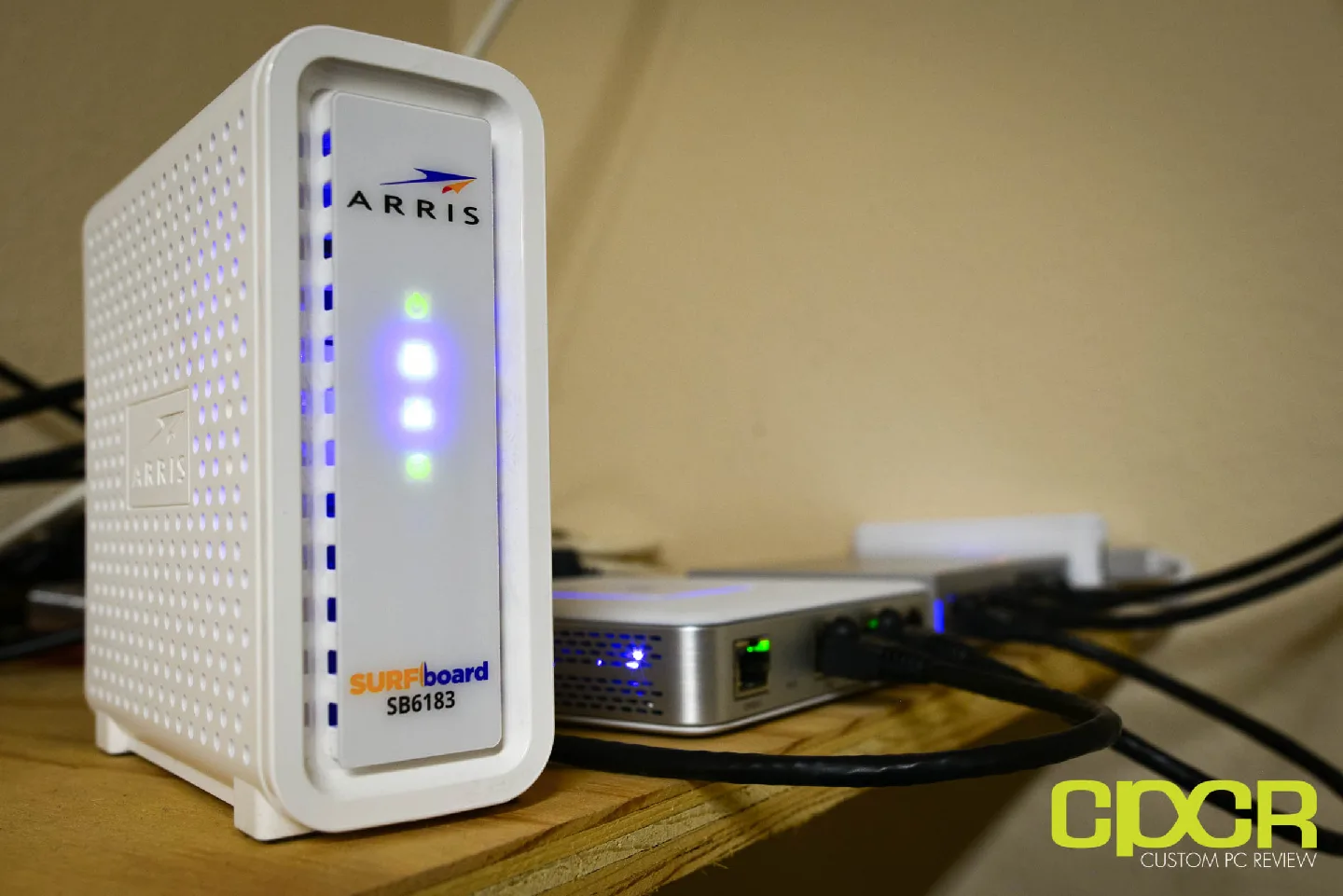 ARRIS SURFboard Cable Modem – 686 Mbps, White image indicator(3)