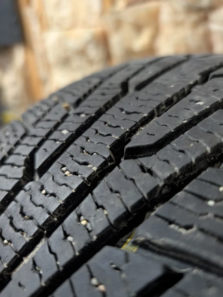 (1)-225/40R18 Hercules Avalanche Winter Tire thumbnail