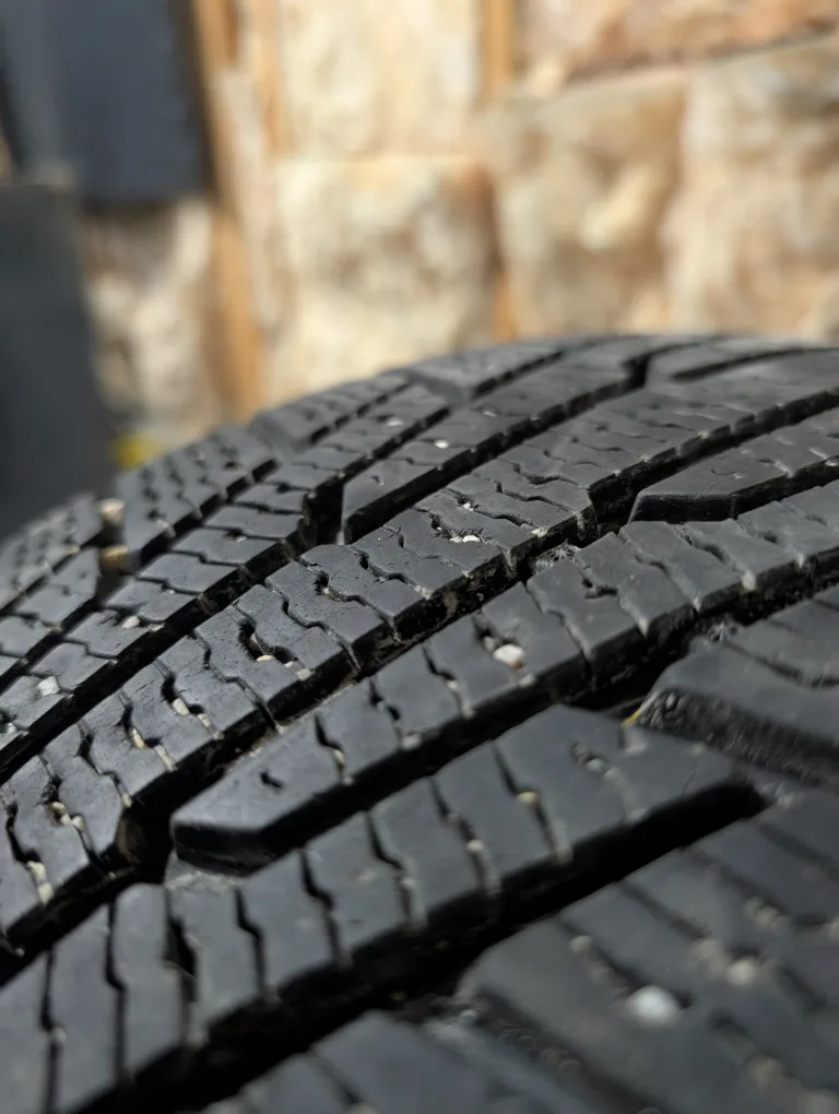 (1)-225/40R18 Hercules Avalanche Winter Tire image indicator(2)