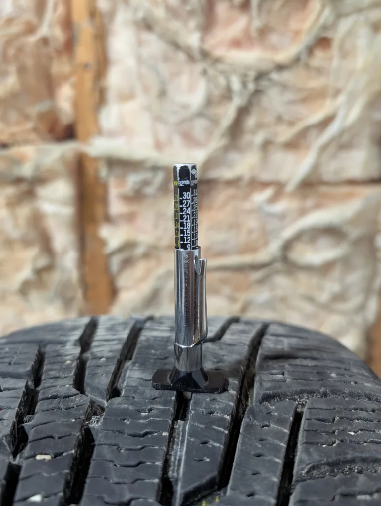 (1)-225/40R18 Hercules Avalanche Winter Tire image indicator(3)