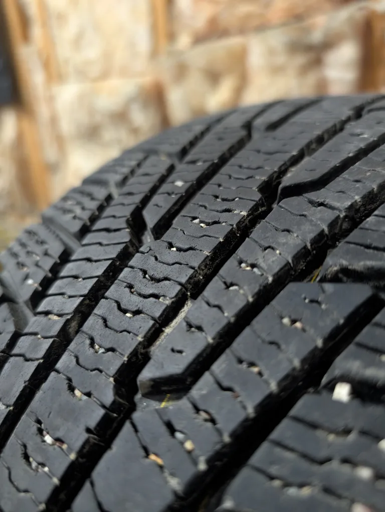 (1)-225/40R18 Hercules Avalanche Winter Tire image indicator(4)