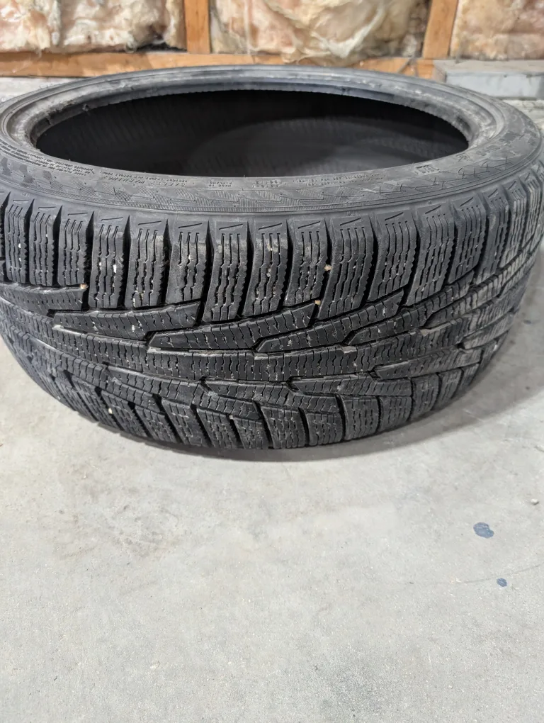 (1)-225/40R18 Hercules Avalanche Winter Tire image indicator(5)