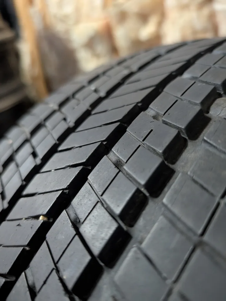 (1)-225/40R18 Yokohama Avid S34 All Season Tire thumbnail