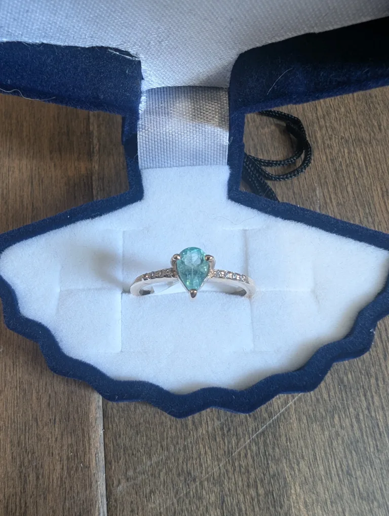 Brand New 10K Yellow Gold Emerald Ring For Sale image indicator(2)