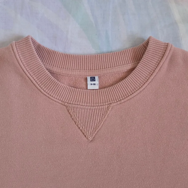 UNIQLO Pink Crewneck Sweater image indicator(2)