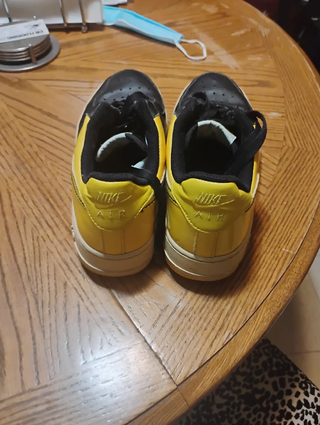 Nike sneakers black and yellow size 7 image indicator(2)
